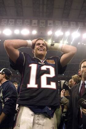 Quarterback Tom Brady (New England Patriots) fassungslos nach dem Erfolg im Superbowl - PUBLISHING RIGHTS FOR GERMAN, SWISS, AUSTRIAN AND HUNGARIAN MEDIA ONLY (Icon8013285) American Football Herren NFL 2003 2004, New England Patriots, Superbowl, Super Bowl, Finale, Endspiel, Einzelbild Houston Glück, Begeisterung, Freude, EDITORIAL USE ONLY