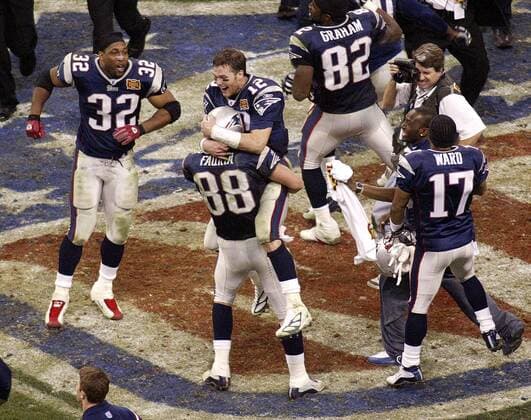 Schlußjubel bei den New England Patriots nach dem Superbowlsieg, v.li.: Running Back Antowain Smith, Tight End Christian Fauria, Quarterback Tom Brady, Tight End... - PUBLISHING RIGHTS FOR GERMAN, SWISS, AUSTRIAN AND HUNGARIAN MEDIA ONLY (Icon5347160) American Football Herren NFL 2003 2004, New England Patriots, Superbowl, Super Bowl, Finale, Endspiel, Gruppe Houston Glück, Begeisterung, Freude, EDITORIAL USE ONLY