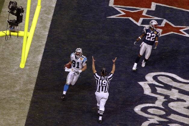 Back Judge Scott Green (Mitte) zeigt den Touchdown von Ricky Proehl (li., Carolina Panthers), Cornerback Asante Samuel (New England Patriots) kommt zu spät - PUBLISHING RIGHTS FOR GERMAN, SWISS, AUSTRIAN AND HUNGARIAN MEDIA ONLY (Icon5347173) American Football Herren NFL 2003 2004, New England Patriots - Carolina Panthers 32:29, Superbowl, Super Bowl, Endspiel Gruppe Houston EDITORIAL USE ONLY