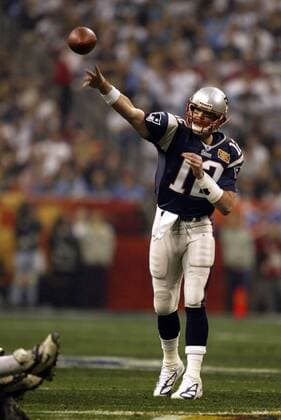 Quarterback Tom Brady (New England Patriots) wirft die Pille - PUBLISHING RIGHTS FOR GERMAN, SWISS, AUSTRIAN AND HUNGARIAN MEDIA ONLY (Icon8022713) American Football Herren NFL 2003 2004, Superbowl, Super Bowl, Endspiel, Finale Einzelbild Houston Dynamik, EDITORIAL USE ONLY