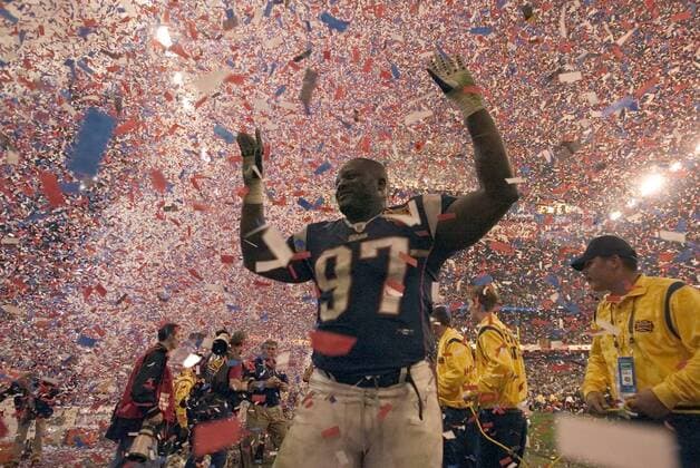 Defensive End Jarvis Green (New England Patriots) feiert den Superbowlsieg - PUBLISHING RIGHTS FOR GERMAN, SWISS, AUSTRIAN AND HUNGARIAN MEDIA ONLY (Icon8044841) American Football Herren NFL 2003 2004, Superbowl, Super Bowl, Endspiel, Finale Einzelbild Houston Masse, Begeisterung, Freude, EDITORIAL USE ONLY