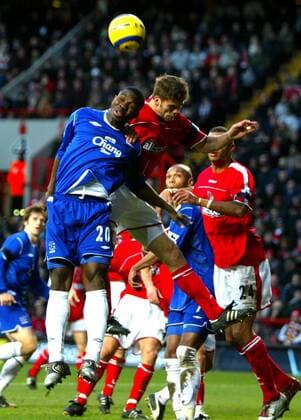 Joseph Yobo (li., Everton) gegen Hermann Hreidarsson (Charlton Athletic) Fußball Herren English Premier League 2004 2005, 1. Englische Liga, Charlton Athletic - FC Everton 2:0, Vdig Gruppe London Dynamik,