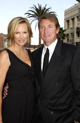 Wayne Gretzky (Kanada, re.) mit seiner Ehefrau Janet Jones in Hollywood - PUBLICATION ONLY FOR GERMAN, SWISS, AUSTRIAN AND HUNGARIAN MEDIA (Icon5583355) Eishockey Herren NHL Legende 2002, Eishockeylegende, Eishockeylegenden Gruppe Los Angeles EDITORIAL USE ONLY