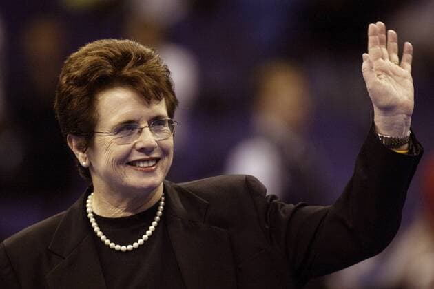 Tennislegende Billie Jean King (USA) winkt den Anhängern bei der WTA Weltmeisterschaft 2004 - PUBLICATION FOR GERMAN, SWISS, AUSTRIAN AND HUNGARIAN MEDIA ONLY (icon7403522) Tennis WM Damen Weltmeisterschaft 2004, WTA Tour, Championships, Indoor, Hallentennis, Einzelbild Los Angeles, LA, L A Freude, EDITORIAL USE ONLY