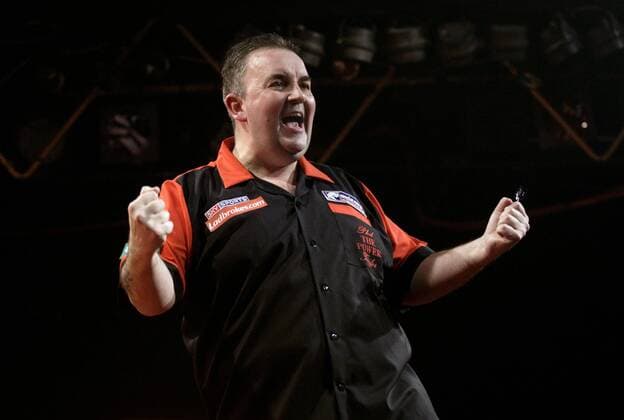 Phil Taylor (England) jubelt - PUBLICATION ONLY FOR GERMAN, SWISS AND AUSTRIAN MEDIA Dart WM Herren World Darts Championships 2004 2005, Dart, Darten, Pfeil, Pfeilwerfen, Dartwerfen Einzelbild Weltmeisterschaft, Purfleet Freude, Begeisterung,