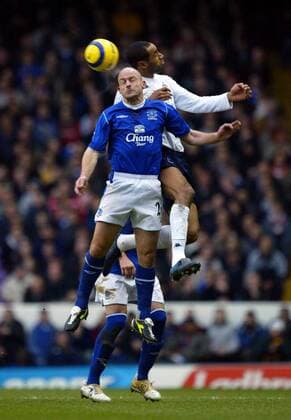 Lee Carsley (Everton, vorn) im Kopfballduell mit Frederic Kanoute (Hotspurs) Fußball Herren English Premier League 2004 2005, 1. Englische Liga, Tottenham Hotspur - FC Everton, Spurs Gruppe London