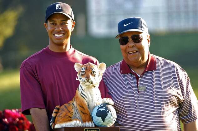 Eldrick Tiger Woods (USA) präsentiert mit seinem Vater Earl die Trophäe für den Sieg beim Target World Challenge 2004 - PUBLICATION ONLY FOR GERMAN, SWISS, AUSTRIAN AND HUNGARIAN MEDIA (Icon5587822) Golf Herren Target World Challenge 2004, PGA Tour, Golfen, Vdig Gruppe Sherwood, Thousand Oaks Freude, EDITORIAL USE ONLY