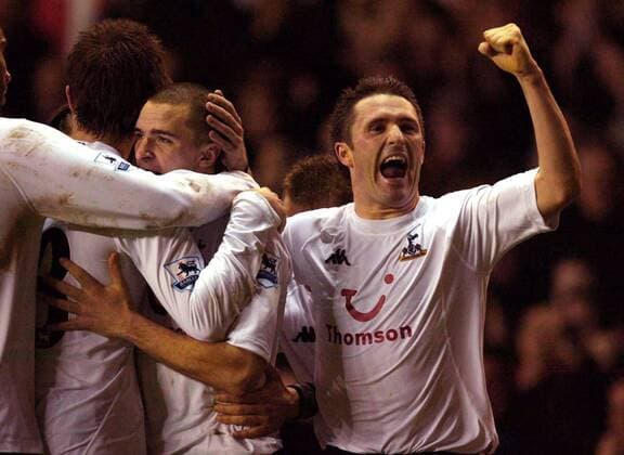 Robbie Keane (re.) feiert die 5:2-Führung neben dem zweifachen Torschützen Dean Marney (beide Tottenham Hotspur) Fußball Herren English Premier League 2004 2005, 1. Englische Liga, Tottenham Hotspurs, Spurs, Vdig, Gruppe London Begeisterung, Freude,