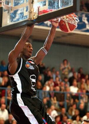 Chris Williams (Frankfurt) - Dunking Basketball 1. BL Herren BBL Saison 2004 2005, Opel Skyliners Frankfurt Einzelbild Bonn