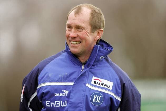 Trainer Reinhold Fanz (Karlsruhe) hat gut lachen Fußball 2. BL Herren Saison 2004 2005, Karlsruher SC, KSC, Test, Testspiel, Vorbereitung, Winterpause Porträt Karlsruhe Freude