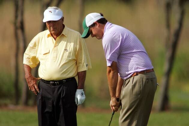 Arnold Palmer (USA, li.) und sein Enkel Sam Sanders während des Father and Son Tournaments 2004 in Orlando - PUBLICATION ONLY FOR GERMAN, SWISS, AUSTRIAN AND HUNGARIAN MEDIA (Icon7603914) Golf Herren Father and Son Tournament 2004, Golfen, PGA Gruppe Champions Gate Orlando EDITORIAL USE ONLY
