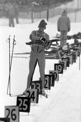 Klaus Siebert (DDR) bereitet sich auf sein Stehendschießen vor Biathlon OS Winter Herren Olympische Winterspiele 1980, Olympia, Olympiade, Spiele, 20km, 20 km, Kilometer, Vsw, Vneg Einzelbild Lake Placid