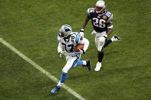 Wide Receiver Muhsin Muhammad (li., Carolina Panthers) enteilt Safety Eugene Wilson (New England Patriots) - PUBLICATION FOR GERMAN, SWISS, AUSTRIAN AND HUNGARIAN MEDIA ONLY (Icon5347178) American Football Herren NFL 2003 2004, New England Patriots - Carolina Panthers 32:29, Superbowl, Super Bowl, Endspiel, Gruppe Houston Dynamik, EDITORIAL USE ONLY