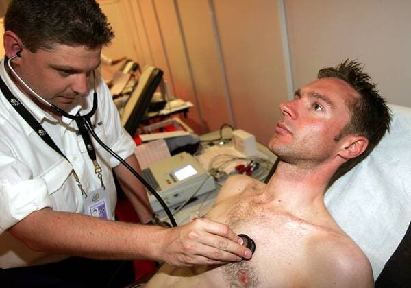 Jens Voigt (Deutschland CSC) wird bei der medizinischen Untersuchung vor dem Start der Tour de France 2004 mit einem Stethoskop untersucht Radsport Herren Tour de France 2004, Straßenradsport, Straße, Rad, Check, Medizincheck, Medizinische Diagnostik Test Gruppe Mediziner, halbnackt, frei, freier Oberkörper Lüttich