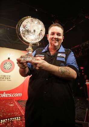 Weltmeister Phil Taylor (England) präsentiert die Trophäe für den Gewinn der World Darts Championships 2005 - PUBLICATION ONLY FOR GERMAN, SWISS AND AUSTRIAN MEDIA Dart WM Herren World Darts Championships 2005, Weltmeisterschaft, Darten, Pfeil, Pfeilwerfen, Dartwerfen, Finale Einzelbild Championship Purfleet Erschöpfung,