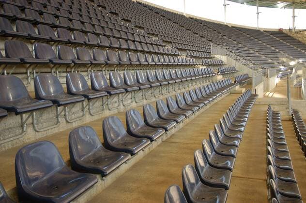 Die modernisierte Tribüne im Frankfurter Waldstadion erstrahlt im neuen Glanz Fußball 2. BL Herren Saison 2004 2005, Eintracht Frankfurt, Stadionbau, Bau, Baustelle, Sanierung, Stadionsanierung, Totale Waldstadion, Frankfurt M. Commerzbank Arena, CommerzbankArena
