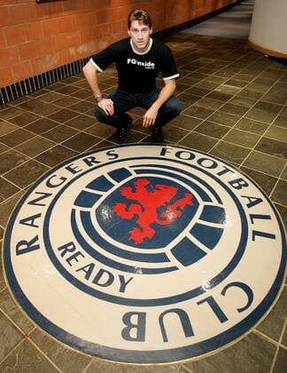 Torwart Stefan Klos (Glasgow Rangers) vor dem Vereinsemblem der Glasgow Rangers Fußball Herren Shooting 2004, Fotoshooting, Fototermin, Scottish Premier League, 1. Schottische Liga Einzelbild Glasgow