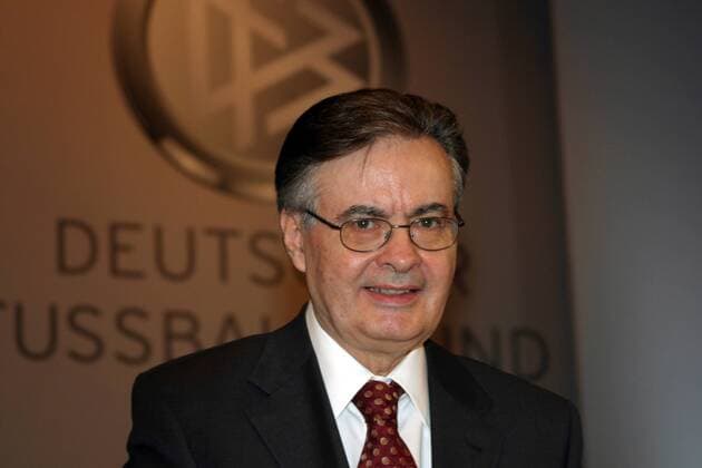 DFL Geschäftsführer und DFB Präsidiumsmitglied Wilfried Straub (Deutschland) Fußball Herren 38. Ordentlicher DFB Bundestag 2004, Deutscher Fußballbund, Versammlung, Konferenz, Tagung, Vdig Porträt Osnabrück