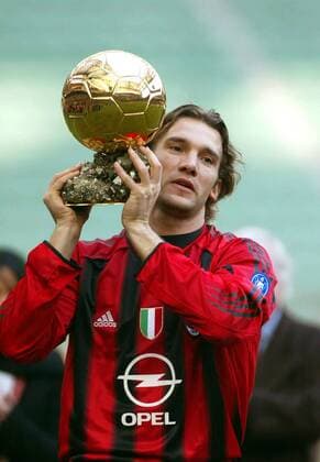 Europas Fußballer des Jahres 2004 Andriy Shevchenko (Milan) präsentiert den heimischen Zuschauern seine Trophäe Fußball Herren Serie A 2004 2005, 1. Italienische Liga, AC Mailand Einzelbild Mailand