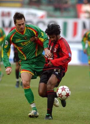 Vikash Dhorasoo (Milan, re.) gegen Marco Cassetti (Lecce) Fußball Herren Serie A 2004 2005, 1. Italienische Liga, AC Mailand - US Lecce 5:2 Gruppe Mailand Dynamik,
