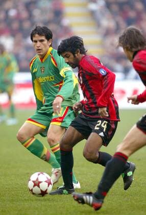 Vikash Dhorasoo (Milan, re.) gegen Cristian Ledesma (Lecce) Fußball Herren Serie A 2004 2005, 1. Italienische Liga, AC Mailand - US Lecce 5:2 Gruppe Mailand Dynamik,