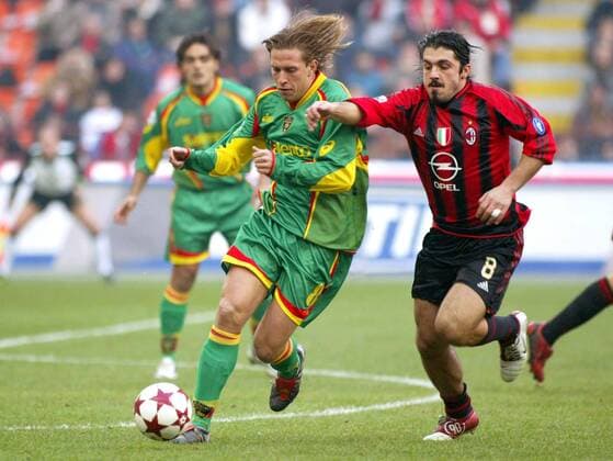 Samuele Dalla Bona (Lecce, li.) gegen Gennaro Gattuso (Milan) Fußball Herren Serie A 2004 2005, 1. Italienische Liga, AC Mailand - US Lecce 5:2 Gruppe Mailand Dynamik,