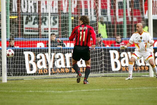 Hernan Crespo (Milan, li.) erzielt das 1:0 - Torwart Vincenzo Sicignano (Lecce) ist machtlos Fußball Herren Serie A 2004 2005, 1. Italienische Liga, AC Mailand - US Lecce 5:2 Gruppe Mailand