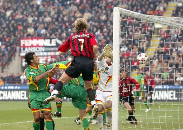 Andriy Shevchenko (Milan, Mitte) erzielt das 3:0 - Marco Cassetti (li.) und Torwart Vincenzo Sicignano (beide Lecce) sind chancenlos Fußball Herren Serie A 2004 2005, 1. Italienische Liga, AC Mailand - US Lecce 5:2 Gruppe Mailand Dynamik, Höhe,