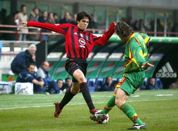 Kaka (Milan, li.) gegen Lorenzo Stovini (Lecce) Fußball Herren Serie A 2004 2005, 1. Italienische Liga, AC Mailand - US Lecce 5:2 Gruppe Mailand Dynamik,