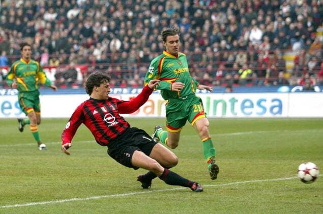 Hernan Crespo (Milan, li.) erzielt das 4:0, Lorenzo Stovini (Lecce) kommt zu spät Fußball Herren Serie A 2004 2005, 1. Italienische Liga, AC Mailand - US Lecce 5:2 Gruppe Mailand Dynamik,