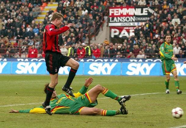 Jon Dahl Tomasson (Milan, li.) zieht ab zum 5:2, Massimo Paci (Lecce) kommt zu spät Fußball Herren Serie A 2004 2005, 1. Italienische Liga, AC Mailand - US Lecce 5:2 Gruppe Mailand Dynamik,