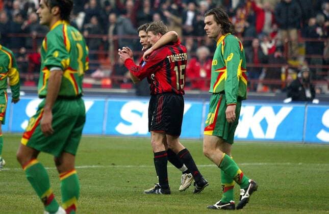 Jon Dahl Tomasson (Mitte) und Andriy Shevchenko (beide Milan) jubeln, re. der enttäuschte Lorenzo Stovini (Lecce) Fußball Herren Serie A 2004 2005, 1. Italienische Liga, AC Mailand - US Lecce 5:2 Gruppe Mailand