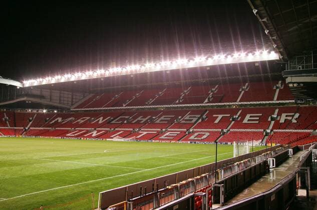 Auf den Tribünensitzen des leeren Old Trafford Stadion prangt der Name von Manchester United Fußball EC 1 Herren English Premier League 2004 2005, 1. Englische Liga, Manchester United, ManU, pan7763 Totale Old Trafford Manchester  