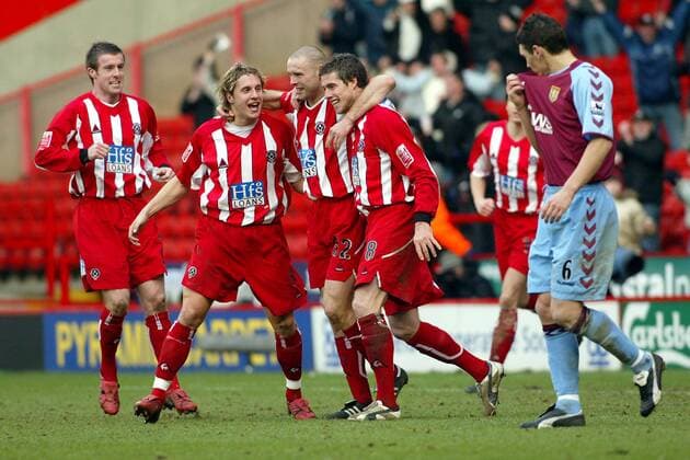 Torjubel Sheffield United v.li.: Michael Tonge, Phil Jagielka, Danny Cullip und Andrew Gray, Gareth Barry (Aston Villa) schaut enttäuscht hinüber Fußball Herren FA Cup 2004 2005, Pokal, Pokalspiel, Sheffield United - Aston Villa FC 3:1, Vdig Gruppe Sheffield Freude, Begeisterung,