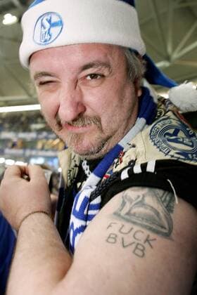 Fuck BVB hat sich der grimmig dreinblickende Schalke Fan auf den Arm tätowieren lassen - Fanfeindschaft, die unter die Haut geht... Fußball 1. BL Herren Saison 2004 2005, FC Schalke 04, Borussia Dortmund Einzelbild Gelsenkirchen