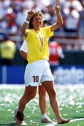 Michelle Akers (USA) bejubelt den Gewinn des Endspiels der Weltmeisterschaft 1999 - (Icon6001881) FuÃŸball WM Damen Weltmeisterschaft 1999, LÃ¤nderspiel, Frauen, FrauenfuÃŸball, Finale, Endspiel Einzelbild Nationalmannschaft, Nationalteam, Pasadena Freude, EDITORIAL USE ONLY