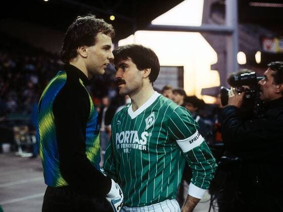Torwart Oliver Reck (li.) im Gespräch mit Mirko Votava (beide Bremen) Fußball 1. BL Herren DEUTSCHSPRACHIGE SPORTZEITSCHRIFTEN UND -ZEITUNGEN NUR NACH RÜCKSPRACHE, Saison 1989 1990 Gruppe Düsseldorf