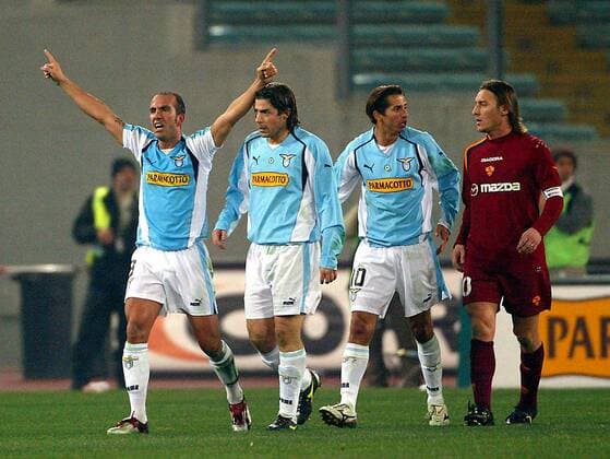Paolo di Canio (li.) jubelt, Giuliano Giannichedda (2.v.li.) schaut zu, Rodriguez Aparecido Cesar (alle Lazio, 2.v.re.) diskutiert mit Francesco Totti (AS Rom) Fußball Herren Serie A 2004 2005, 1. Italienische Liga, Lazio Rom - AS Rom 3:1 Gruppe Rom Freude,