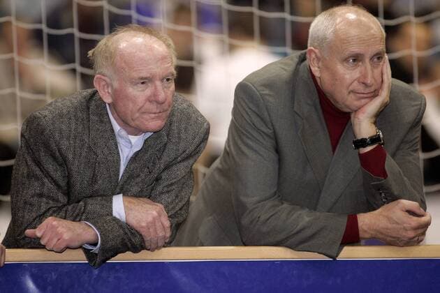 Präsident Dieter Krein (re.) und Ulrich Nikolinski (beide Cottbus), Leiter des Nachwuchsleistungszentrums des FC Energie, schauen nachdenklich Fußball 2. BL Herren Hasseröder Hallenmasters 2005, FC Energie Cottbus, Hallenfußball, Hallenturnier, Halle, Indoor Gruppe Riesa Nachdenklichkeit,