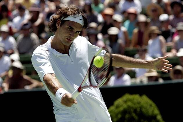 Roger Federer (Schweiz) - Rückhand Tennis Herren Kooyong Classic 2005, ATP Tour Einzelbild Melbourne