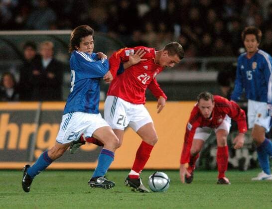 Junichi Inamoto (Japan, li.) gegen Lukas Podolski (Deutschland) - PUBLICATION ONLY FOR GERMAN, SWISS, AUSTRIAN AND HUNGARIAN MEDIA (Icon9350029) Fußball Länderspiel Herren Asienreise 2004, Asientour, Asien, Länderspiel, Freundschaftsspiel, Test, Testspiel Gruppe Yokohoma Dynamik, EDITORIAL USE ONLY