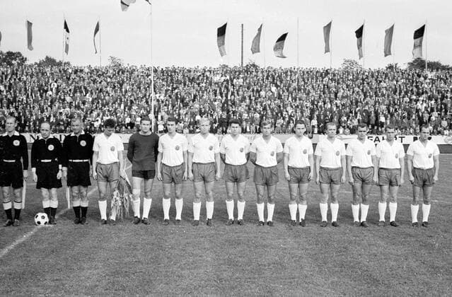 Mannschaftsbild DDR v.li.: Dieter Erler, Torwart Wolfgang Blochwitz, Harald Irmscher, Manfred Walter, Eberhard Vogel, Herbert Pankau, Henning Frenzel, Klaus Urbanczyk, Manfred Geisler, Dieter Engelhardt und Otto Fräßdorf Fußball Länderspiel Herren Länderspiel 1966, Freundschaftsspiel, Test, Testspiel, Nationalmannschaft, Nationalteam, Vdia, Vsw Totale Karl Marx Stadt