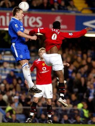 John Terry (Chelsea, li.) gegen Louis Saha (Manchester United) Fußball Herren Carling Cup 2004 2005, English Premier League, Chelsea FC London - Manchester United 0:0, ManU Gruppe London Dynamik,