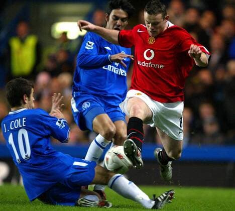 Wayne Rooney (Manchester United, re.) gegen Joe Cole (li.) und Paulo Ferreira (beide Chelsea) Fußball Herren Carling Cup 2004 2005, English Premier League, Chelsea FC London - Manchester United 0:0, ManU Gruppe London Dynamik, Kampf