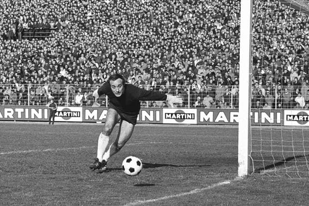 Torwart Horst Wolter (Braunschweig) muß nicht eingreifen, der Ball geht ins Toraus Fußball 1. BL Herren Saison 1970 1971, Eintracht Braunschweig, Vneg, Vsw Einzelbild Braunschweig