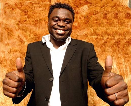 Gerald Asamoah (FC Schalke 04) - Thumbs up Fußball 1. BL Herren Studioshooting 2005, Shooting, Fotoshooting, Fototermin, Einzelbild Mainz Freude,