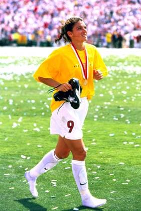 Mia Hamm (USA) nach dem Titelgewinn barfuß und mit Medaille auf der Ehrenrunde - PUBLICATION ONLY FOR GERMAN, SWISS, AUSTRIAN AND HUNGARIAN MEDIA (Icon50002) Fußball WM Damen Weltmeisterschaft 1999, Länderspiel, Finale, Endspiel, Nationalmannschaft, Nationalteam, Vdia Einzelbild Frauen, Frauenfußball Pasadena Freude, EDITORIAL USE ONLY