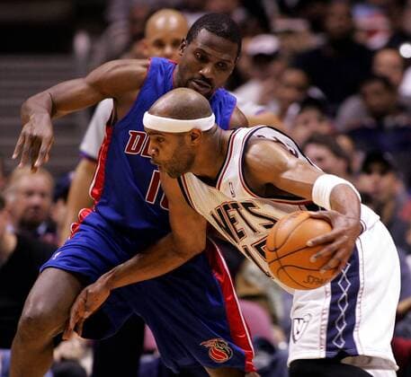 Lindsey Hunter (Detroit Pistons, li.) gegen Vince Carter (New Jersey Nets) - PUBLICATION ONLY FOR GERMAN, SWISS, AUSTRIAN AND HUNGARIAN MEDIA (Icon7895127) Basketball Herren NBA 2004 2005, New Jersey Nets - Detroit Pistons 80:89, Vdig Gruppe East Rutherford Dynamik, EDITORIAL USE ONLY