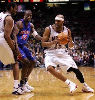 Vince Carter (New Jersey Nets, re.) gegen Ronald Dupree (Detroit Pistons) - PUBLICATION ONLY FOR GERMAN, SWISS, AUSTRIAN AND HUNGARIAN MEDIA (Icon7895132) Basketball Herren NBA 2004 2005, New Jersey Nets - Detroit Pistons 80:89, Vdig Gruppe East Rutherford Dynamik, EDITORIAL USE ONLY