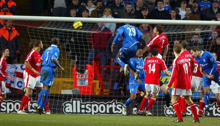 Mario Melchiot (Birmingham, 29) erzielt per Kopf den zwischenzeitlichen Ausgleich Fußball Herren English Premier League 2004 2005, 1. Englische Liga, Charlton Athletic - Birmingham City 3:1, Vdig Totale Charlton Dynamik,
